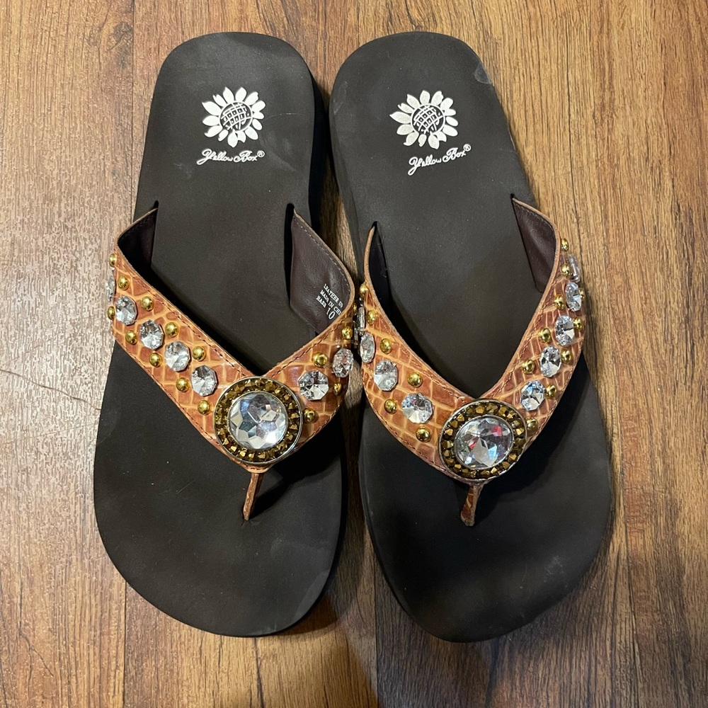 Yellow Box Flip Flops. Color: light brown / tan. Size: 10